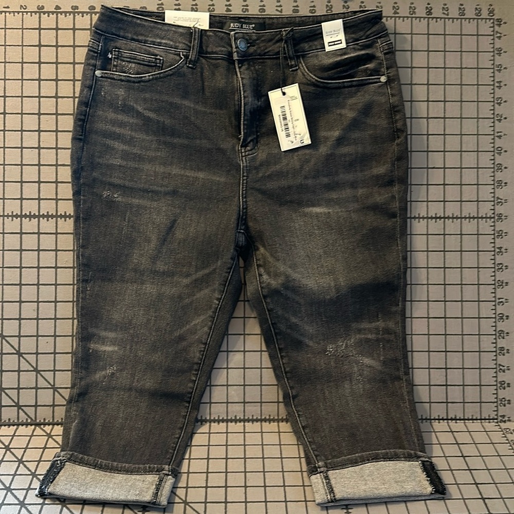 NWT Judy Blue Skinny Fit High Waist Capri in faded black 15/32